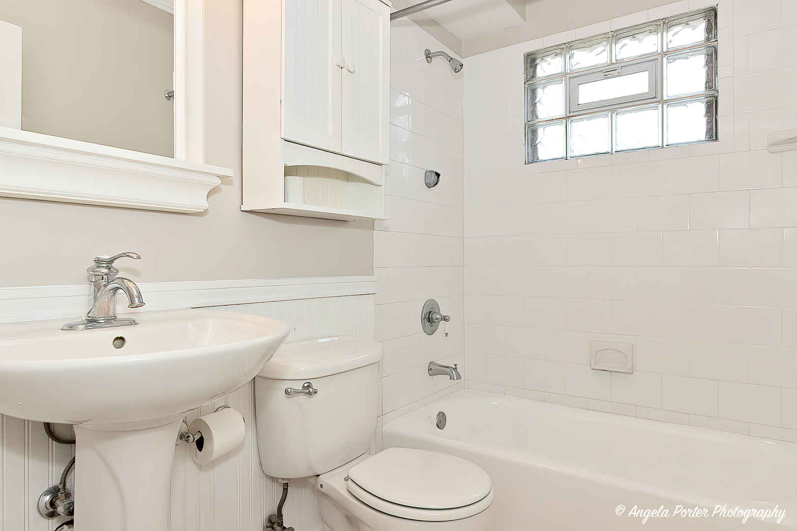 238 Woodland Road Libertyville, IL 60048 - Photo 11 of 19 a bathroom with a sink toilet and shower