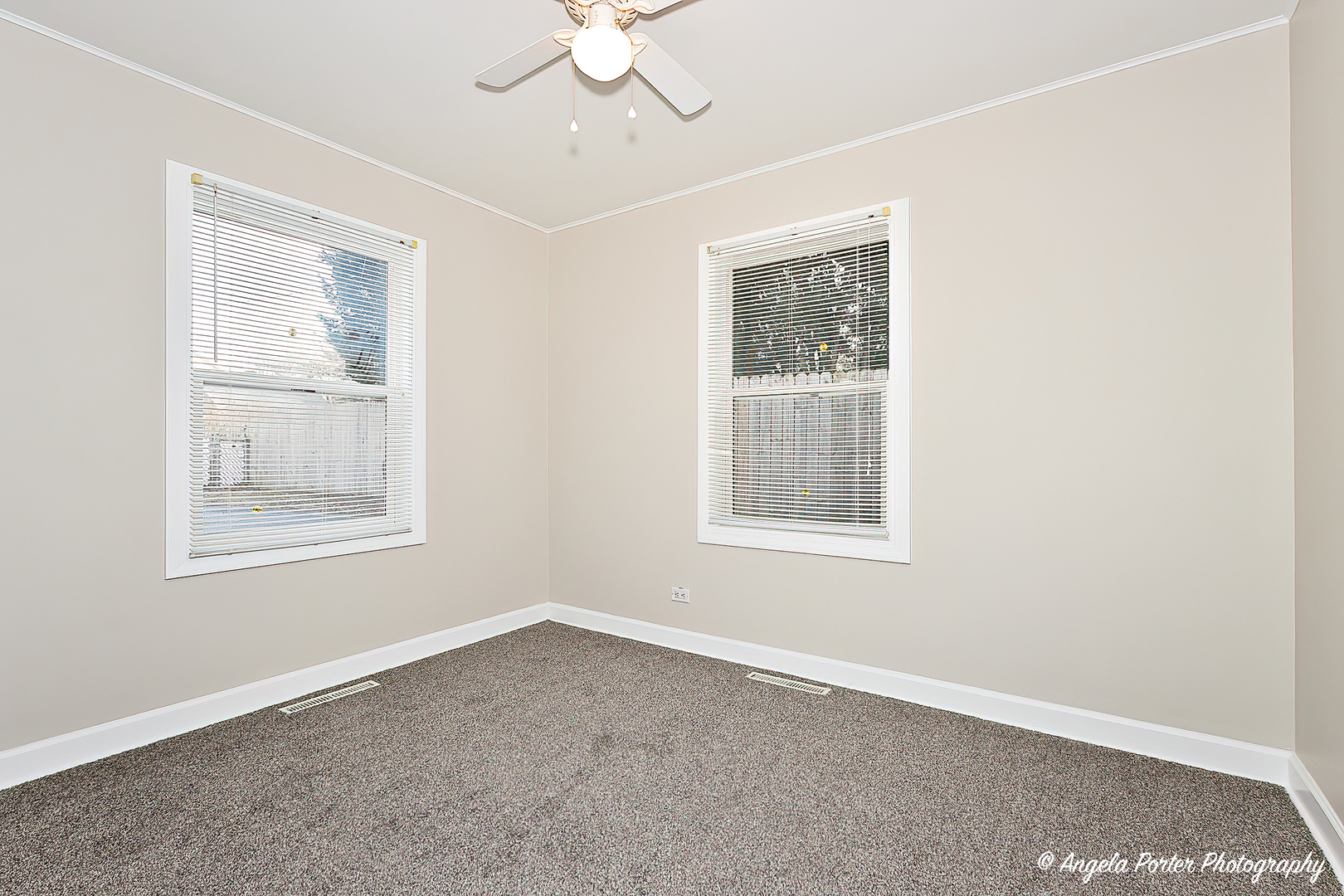 238 Woodland Road Libertyville, IL 60048 - Photo 12 of 19 an empty room with a window