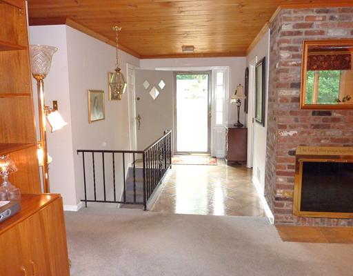 2280 Meadow Road Franklin Park, PA 15237 - Photo 3 of 18 Entry/Foyer.