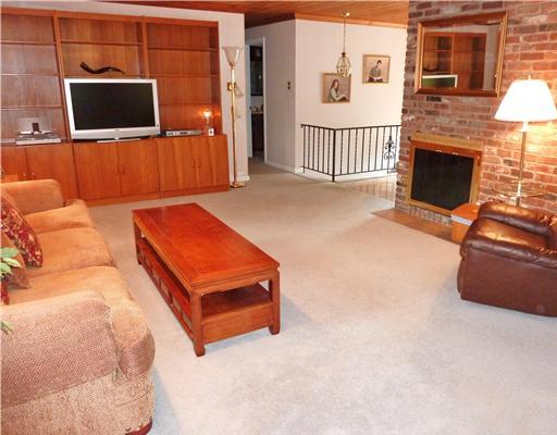 2280 Meadow Road Franklin Park, PA 15237 - Photo 4 of 18 Living Room.