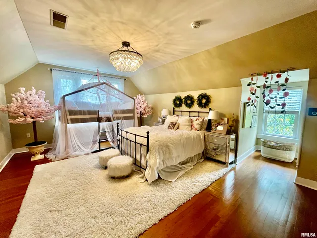 $289,900 | 212 East 3rd Street, Metropolis, IL 62960