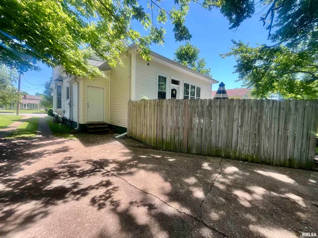 $289,900 | 212 East 3rd Street, Metropolis, IL 62960