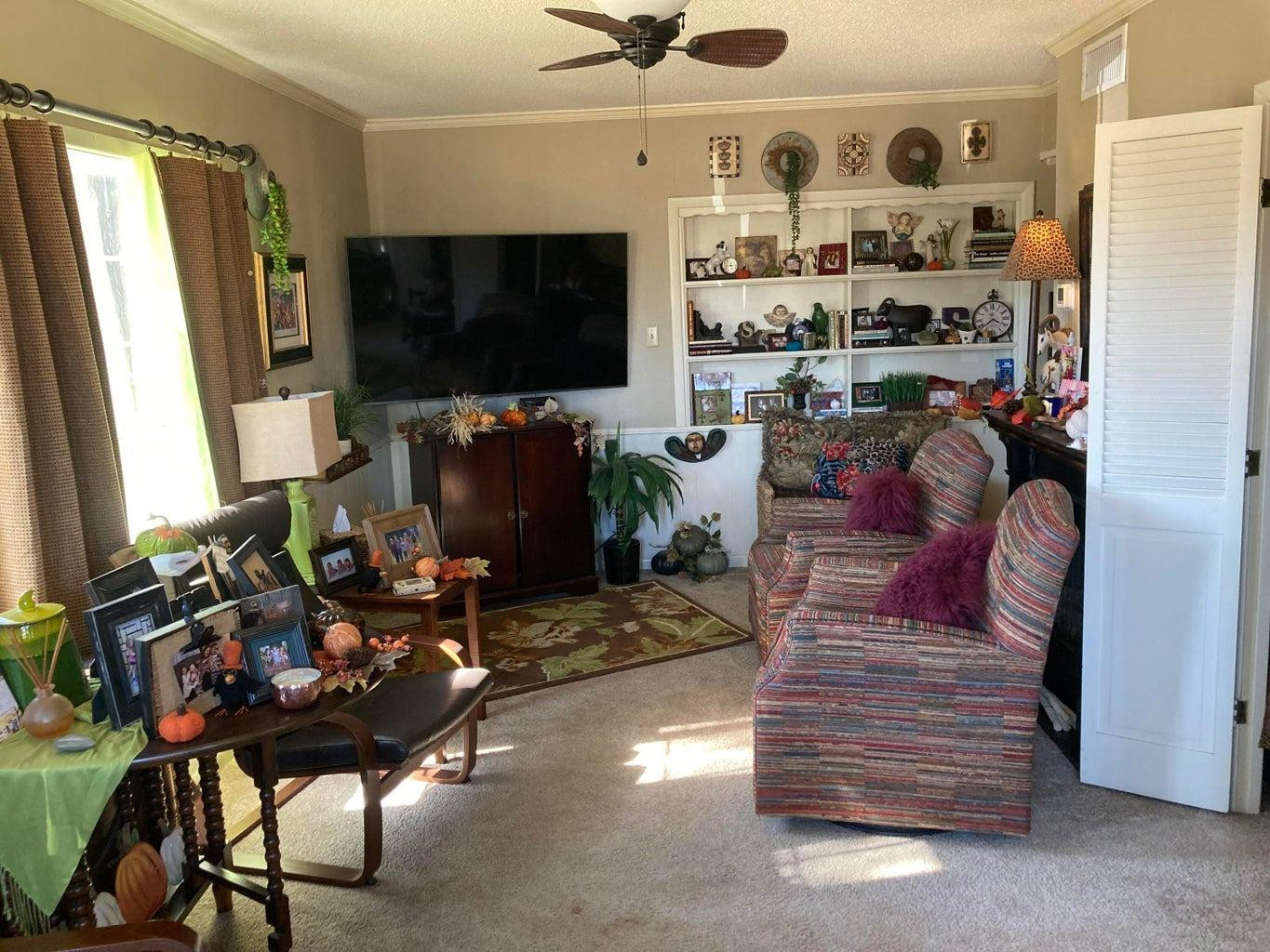 715 Denver Plainview, TX 79072 - Photo 12 of 45 a living room with furniture a flat screen tv and a window