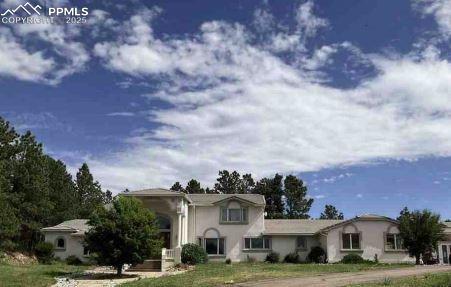 a view of residential houses with a yard