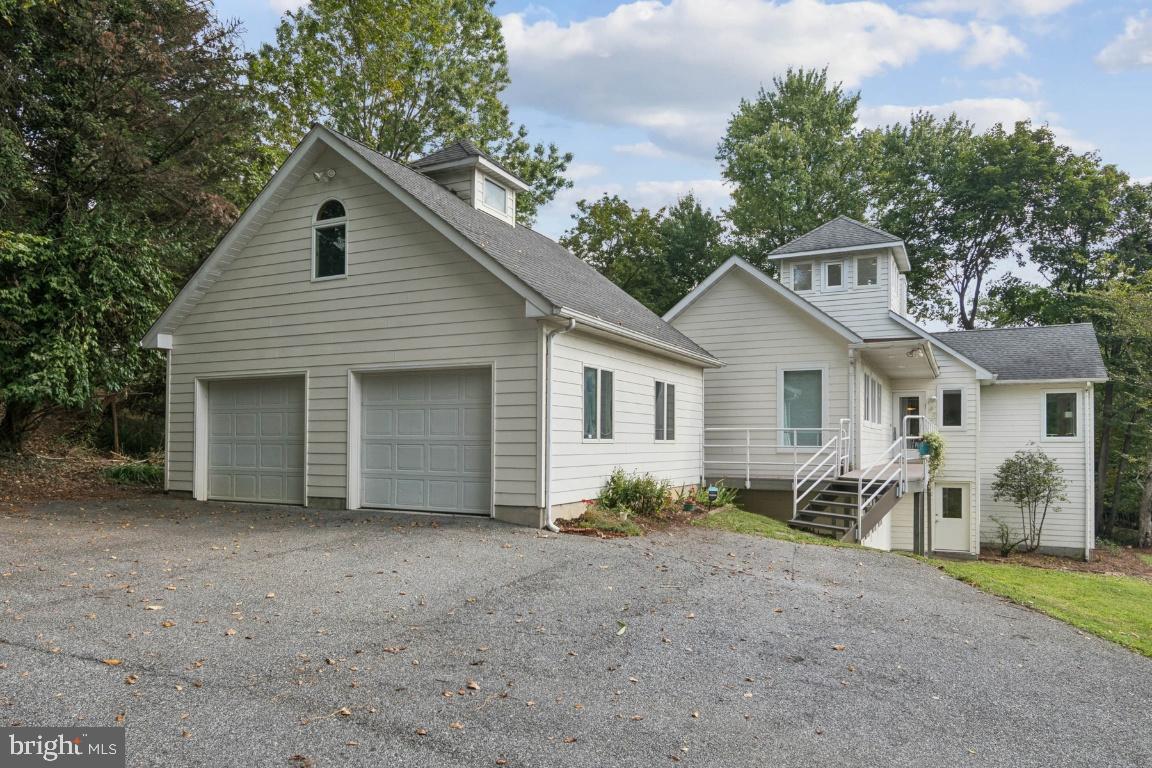 2102 South Road Baltimore, MD 21209 - Photo 36 of 37 a view of a house with backyard