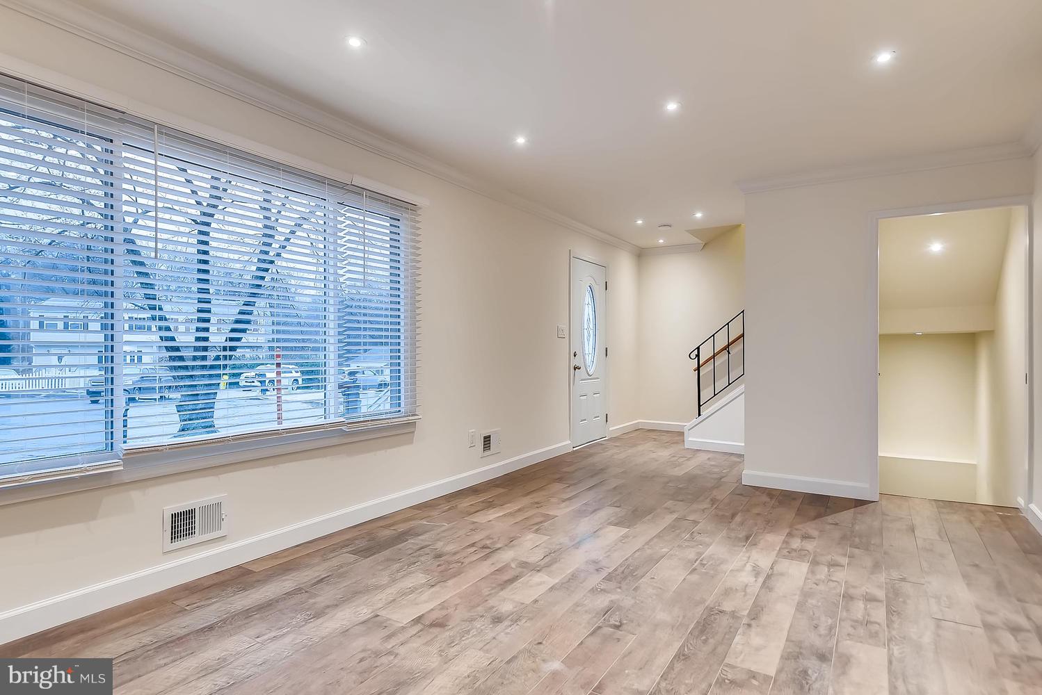 1056 Kings Road Pasadena, MD 21122 - Photo 7 of 28 Great light from picture window...