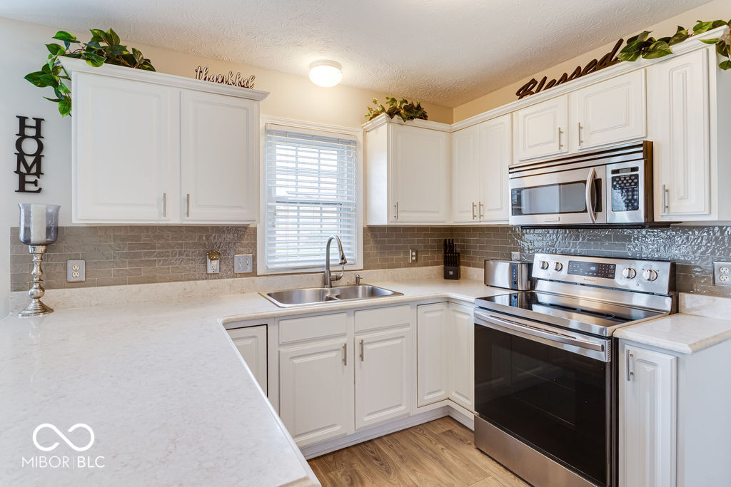 2334 Corsican Circle Westfield, IN 46074 - Photo 3 of 37