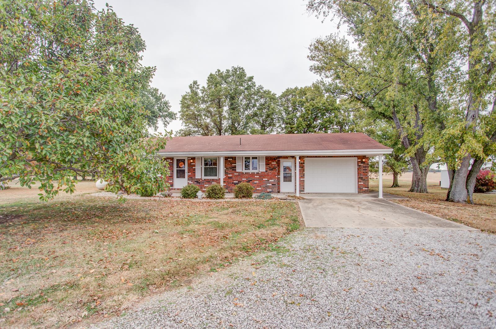 9467 Fruit Road Alhambra, IL 62001 - Photo 2 of 29