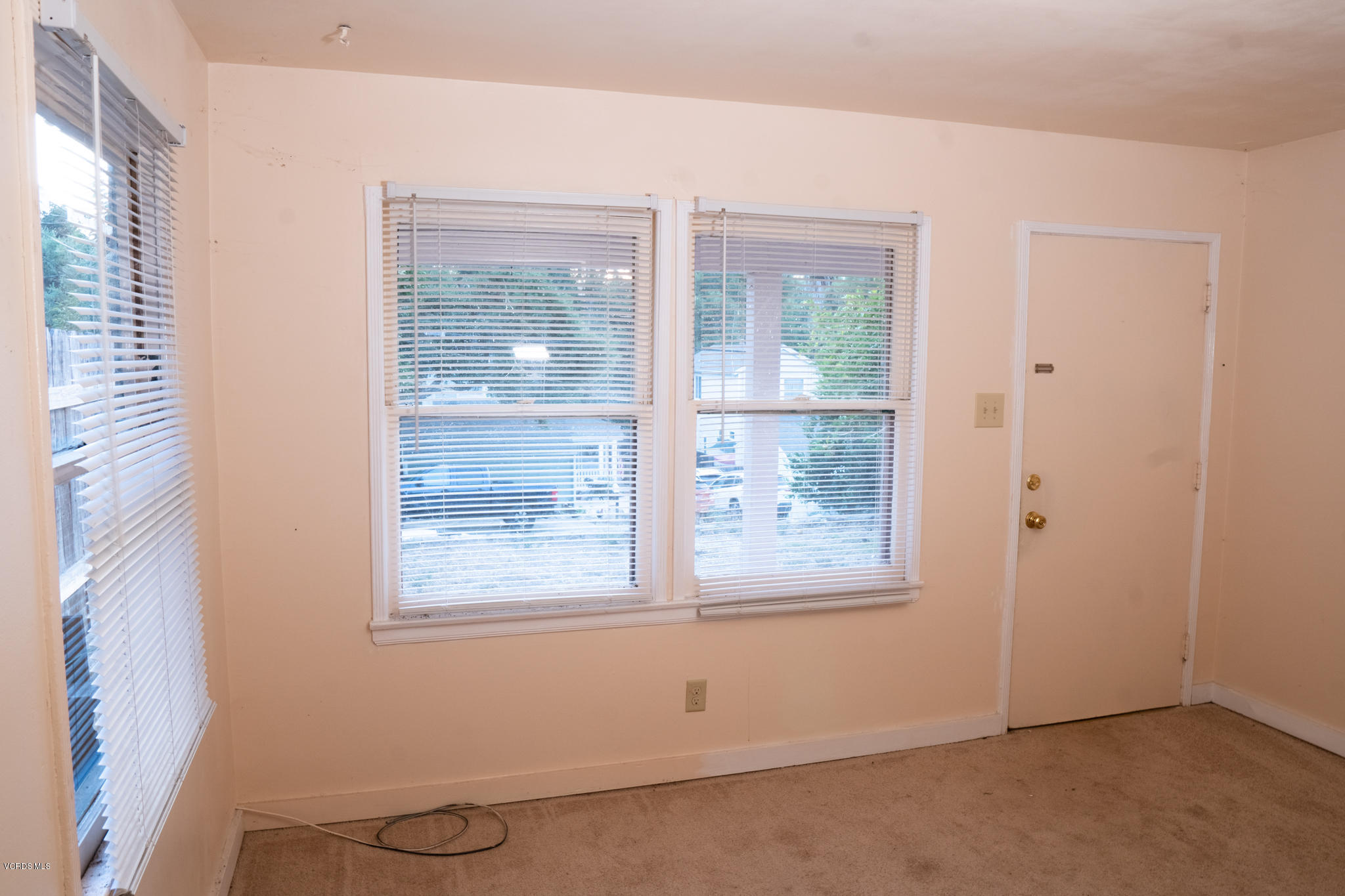 246 Valley Road Oak View, CA 93022 - Photo 20 of 34 an empty room with windows
