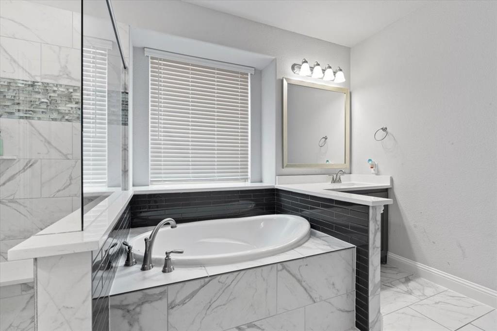 620 Shadow Trail Frisco, TX 75033 - Photo 17 of 36 Deep soaking tub with chrome fixtures