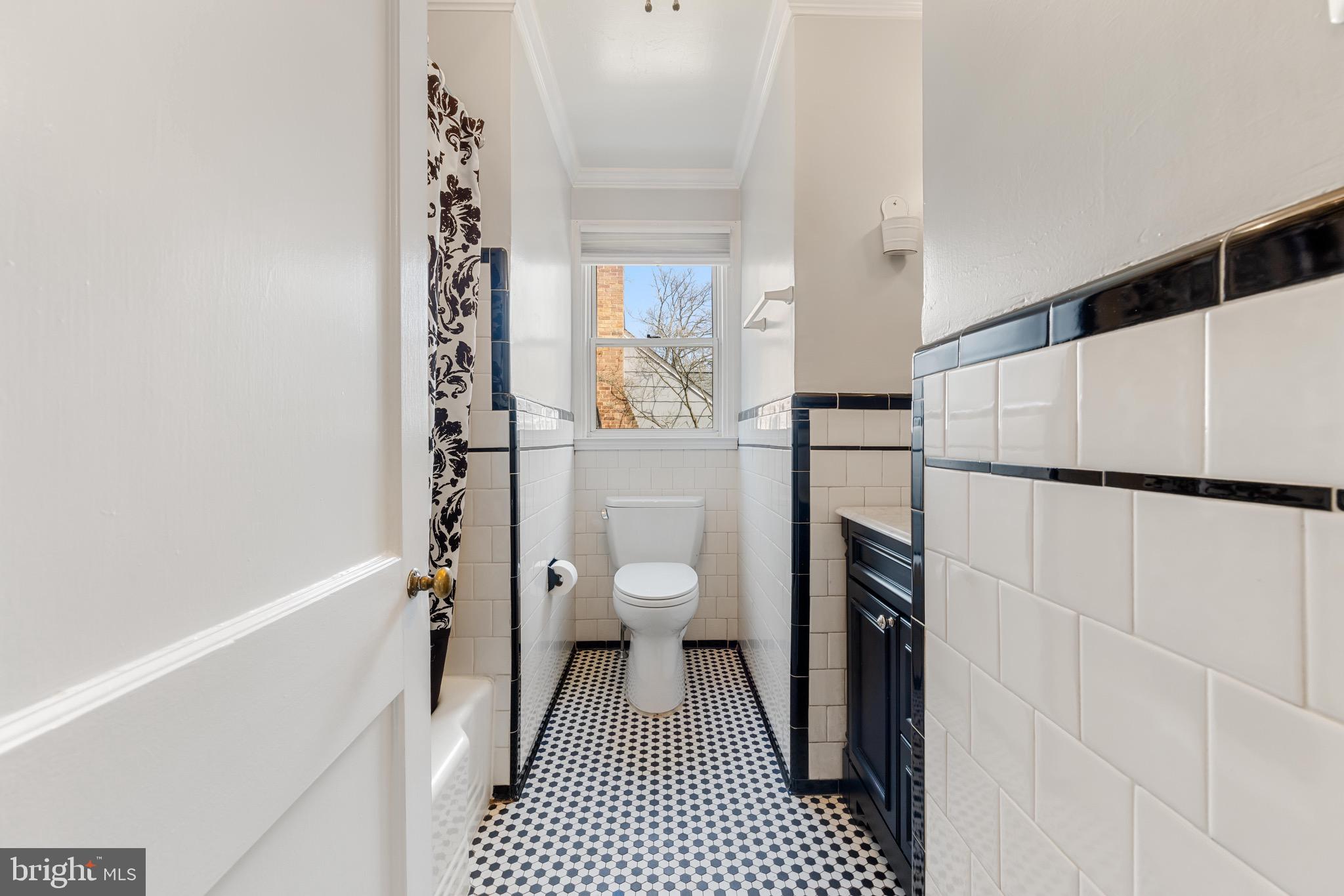 728 Overbrook Road Baltimore, MD 21212 - Photo 16 of 41 Bathroom on main level