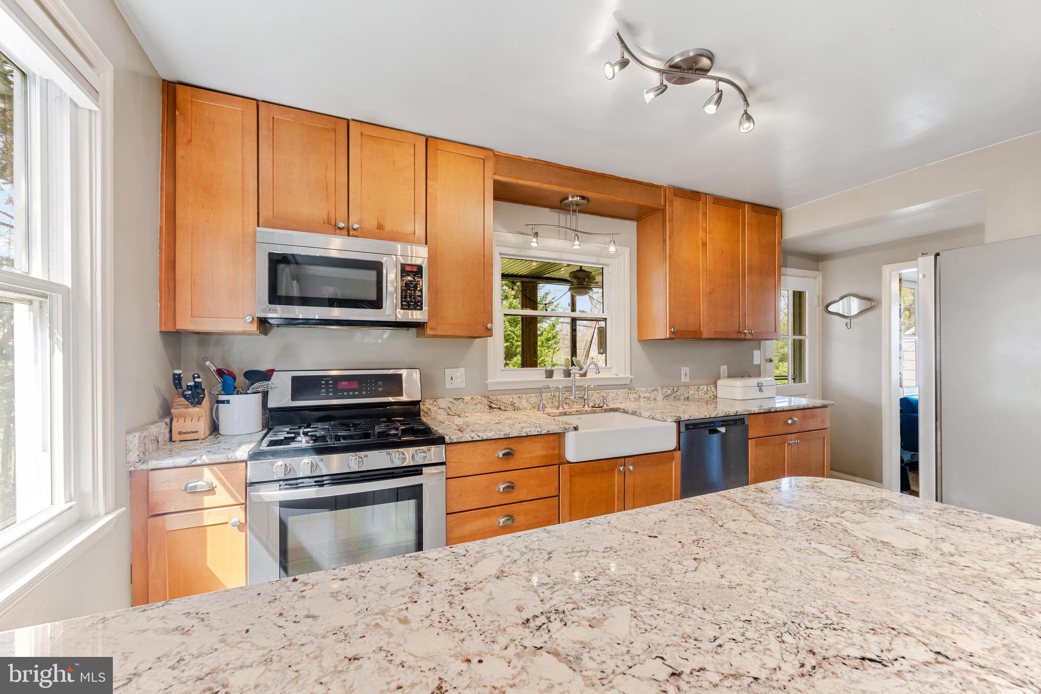 728 Overbrook Road Baltimore, MD 21212 - Photo 10 of 41 Gas cooktop