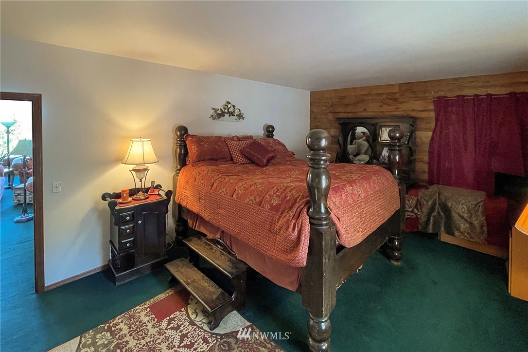 1006 Happy Valley Road Sequim, WA 98382 - Photo 21 of 40 a bed room with a bed and a lamp