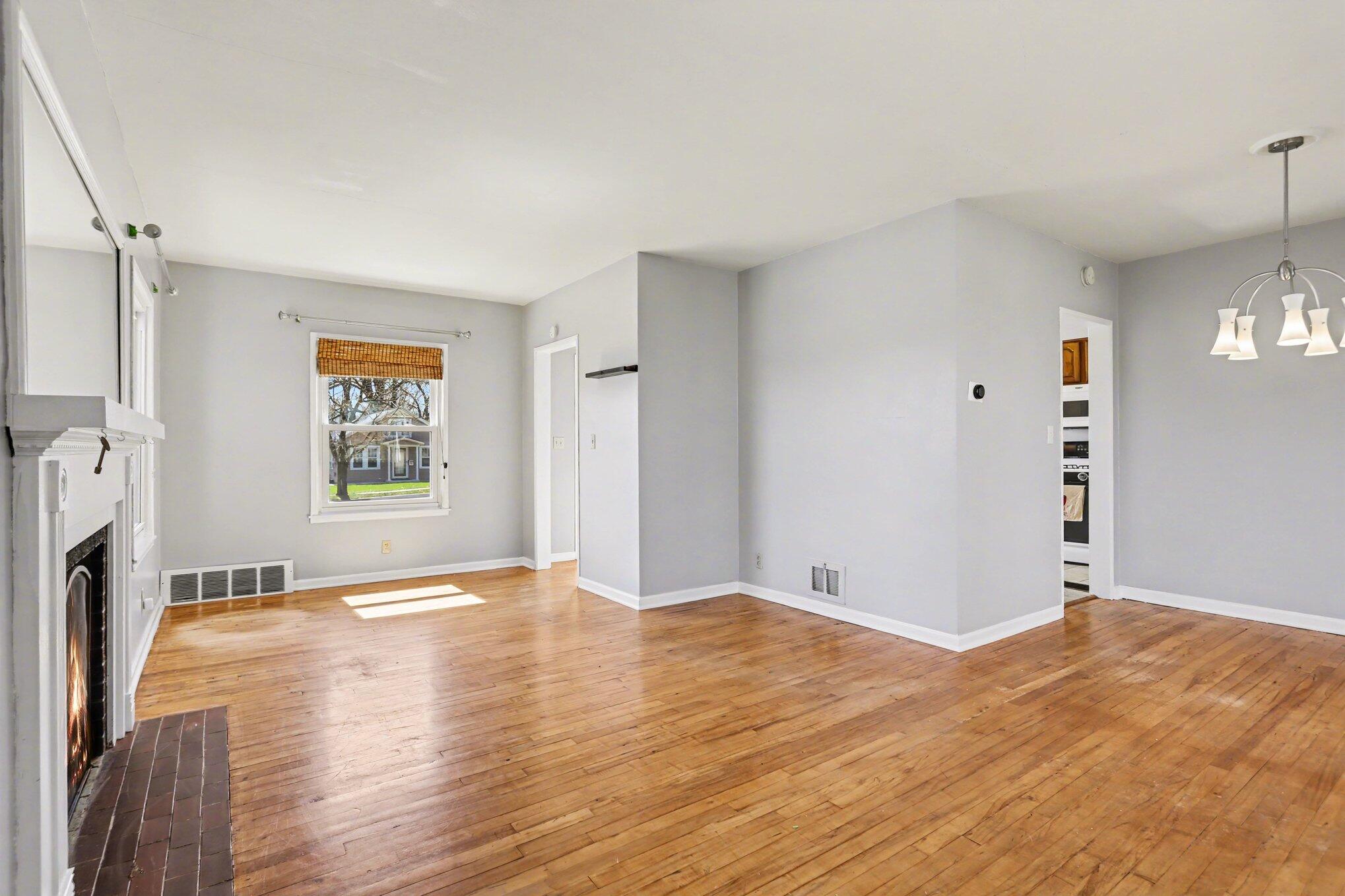 704 Whites Road Kalamazoo, MI 49008 - Photo 9 of 31 Large Family Room