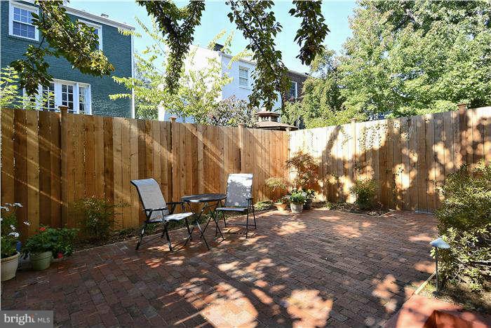 1208 Portner Road Alexandria, VA 22314 - Photo 23 of 30 a backyard of a house with table and chairs