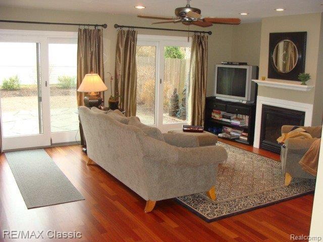 916 Roselawn Drive Rochester, MI 48307 - Photo 10 of 16 916 Roselawn 029