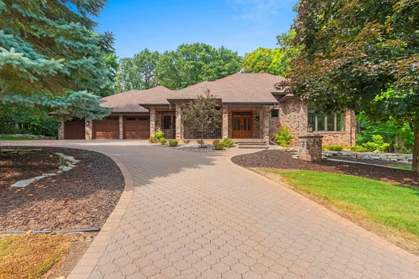 $974,900 | 2920 Parkwood Drive, Green Bay, WI 54313