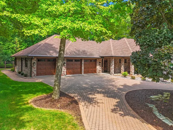 $974,900 | 2920 Parkwood Drive, Green Bay, WI 54313