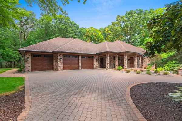 $974,900 | 2920 Parkwood Drive, Green Bay, WI 54313