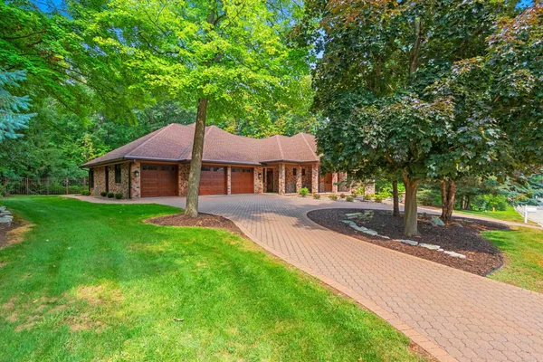 $974,900 | 2920 Parkwood Drive, Green Bay, WI 54313