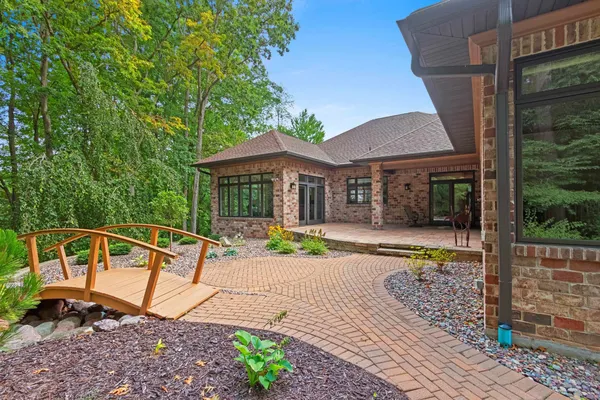$974,900 | 2920 Parkwood Drive, Green Bay, WI 54313