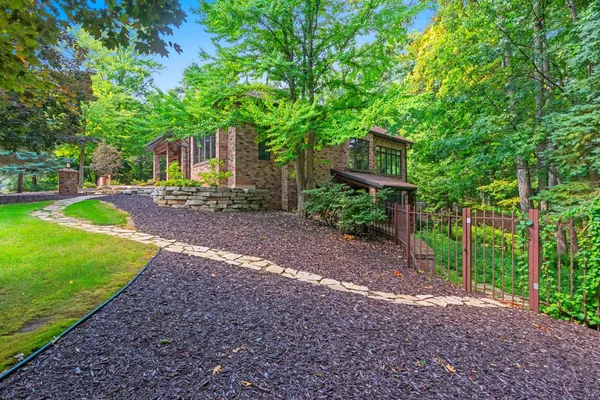 $974,900 | 2920 Parkwood Drive, Green Bay, WI 54313