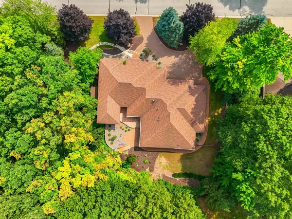 $974,900 | 2920 Parkwood Drive, Green Bay, WI 54313