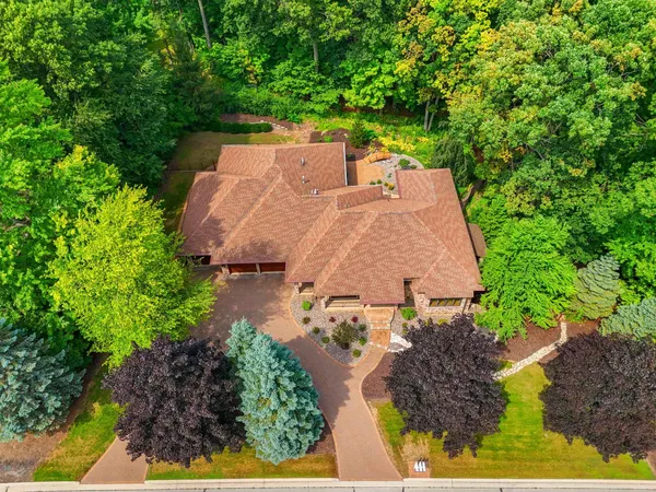 $974,900 | 2920 Parkwood Drive, Green Bay, WI 54313