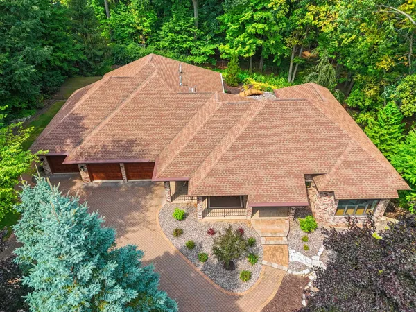 $974,900 | 2920 Parkwood Drive, Green Bay, WI 54313