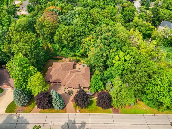 $974,900 | 2920 Parkwood Drive, Green Bay, WI 54313