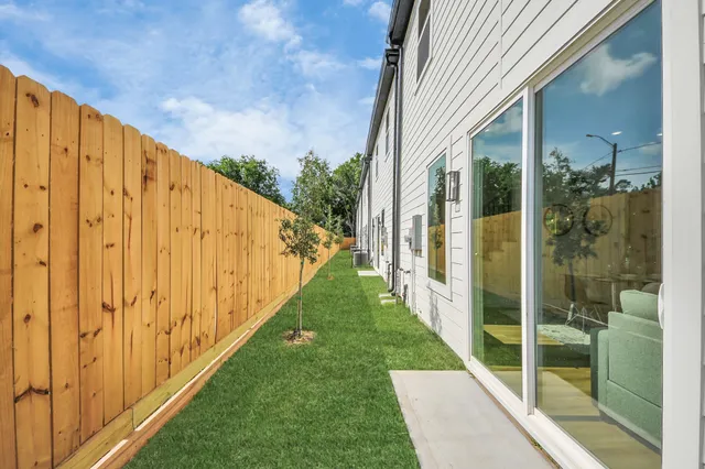 a view of a back yard