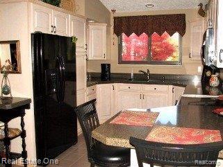 935 Homestead Court Rochester, MI 48309 - Photo 5 of 19 Kitchen
