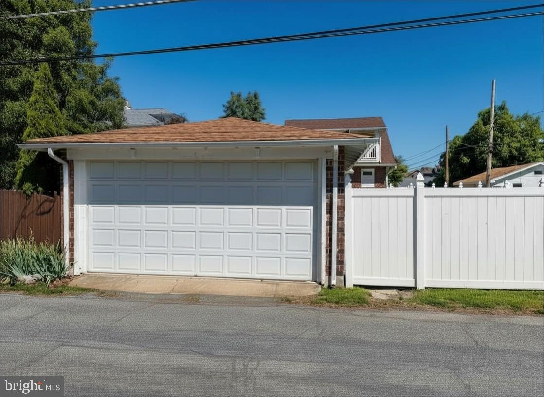238 East Walnut Street Reading, PA 19607 - Photo 2 of 2 Detached garage