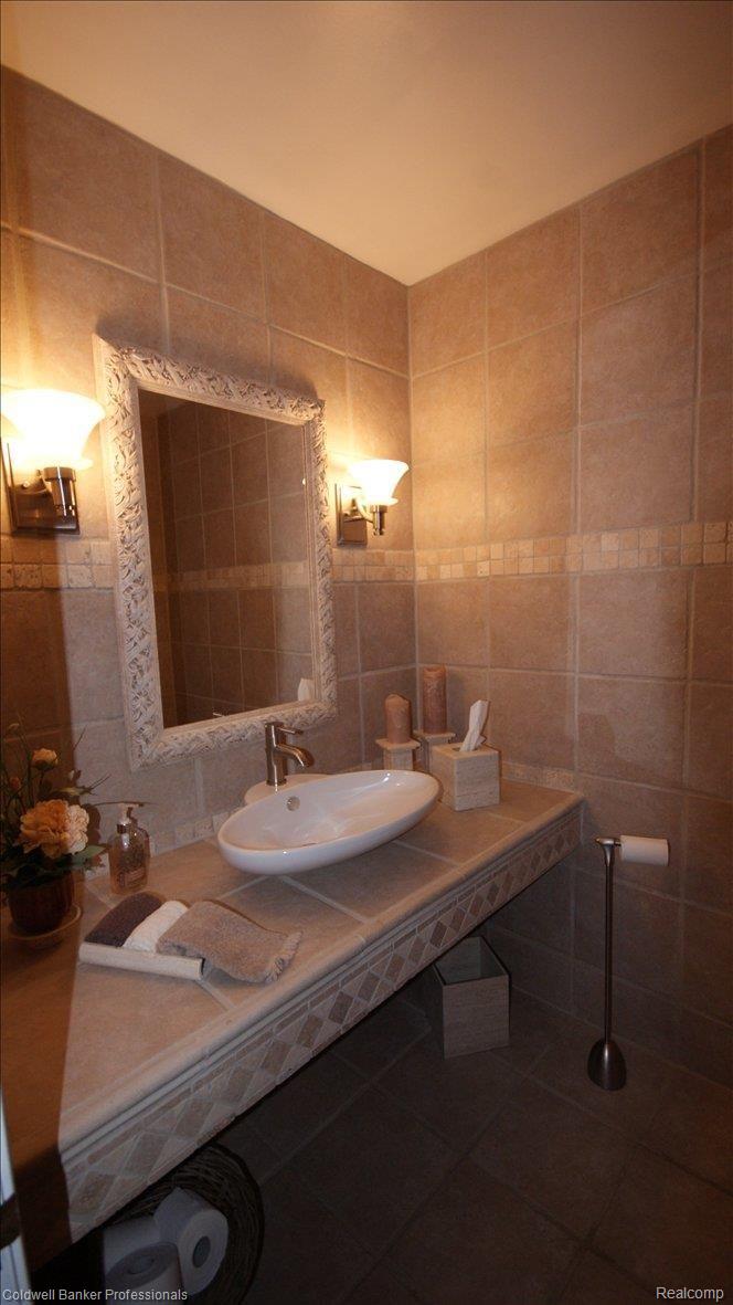 899 Northgate Road Rochester, MI 48306 - Photo 8 of 25 016