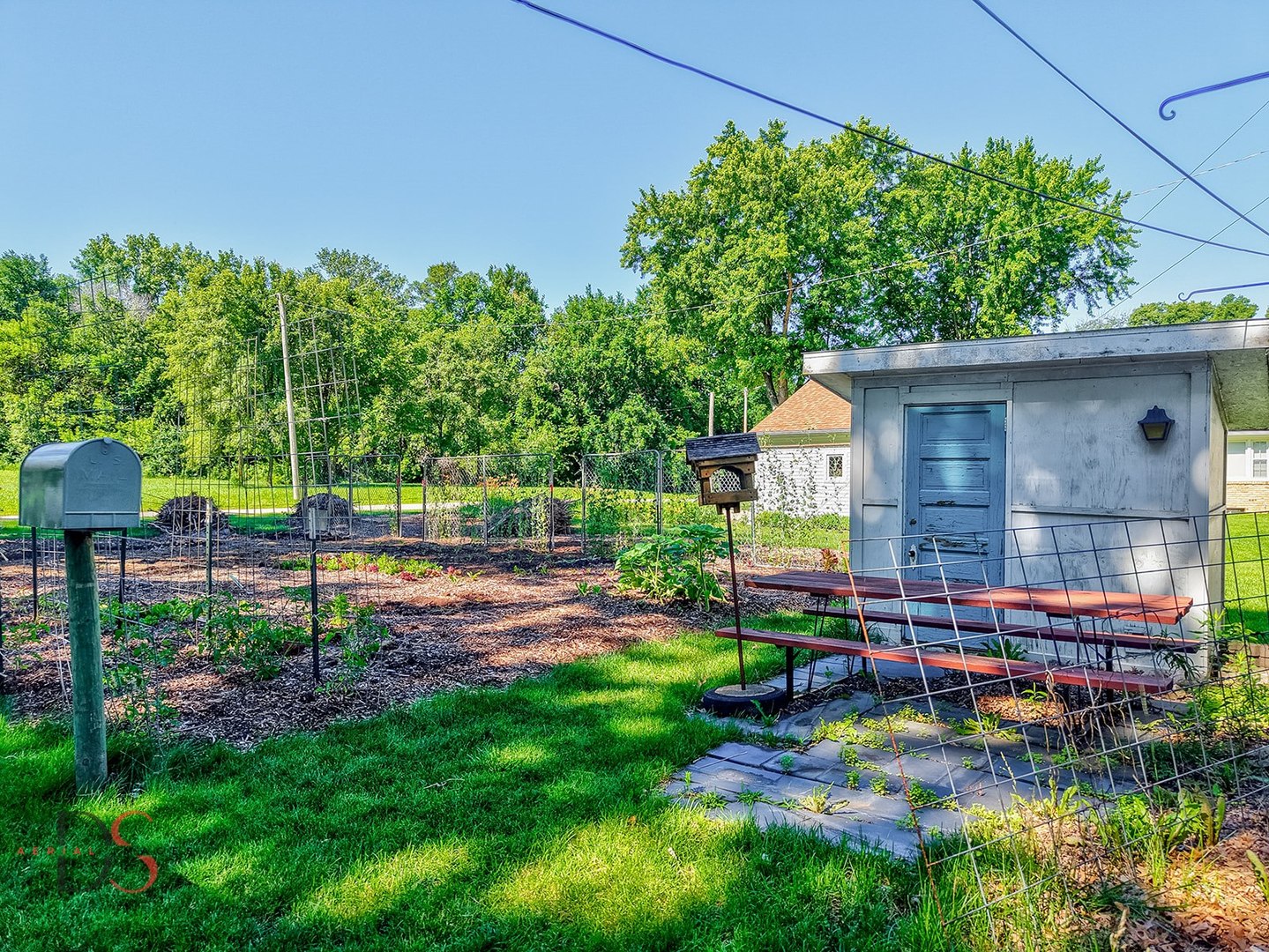 609 9th Avenue Ottawa, IL 61350 - Photo 11 of 28 a backyard of a house with lots of green space