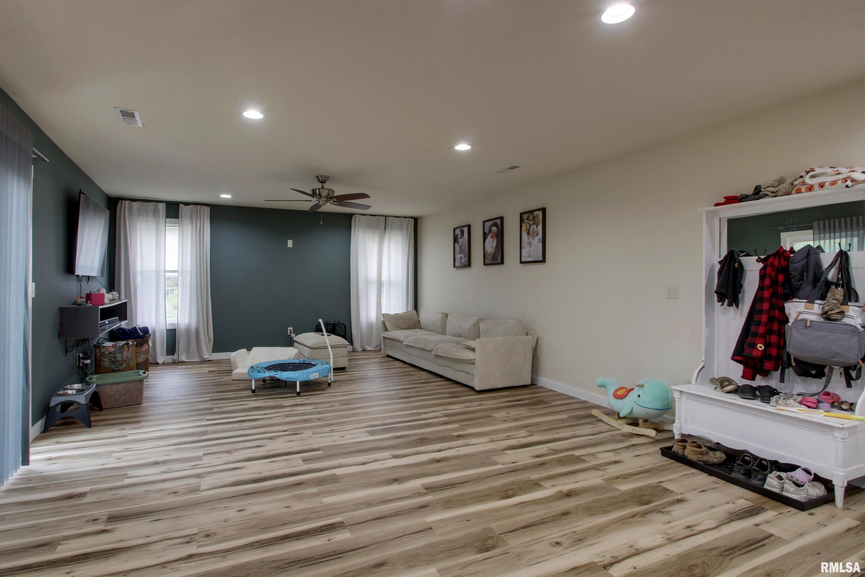 366 East Main Street Plainville, IL 62365 - Photo 6 of 26