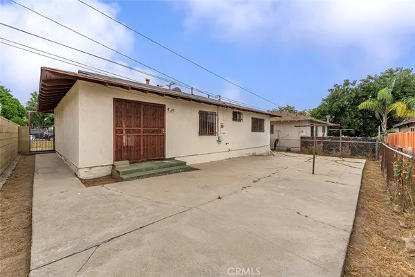 a view of a house with backyard