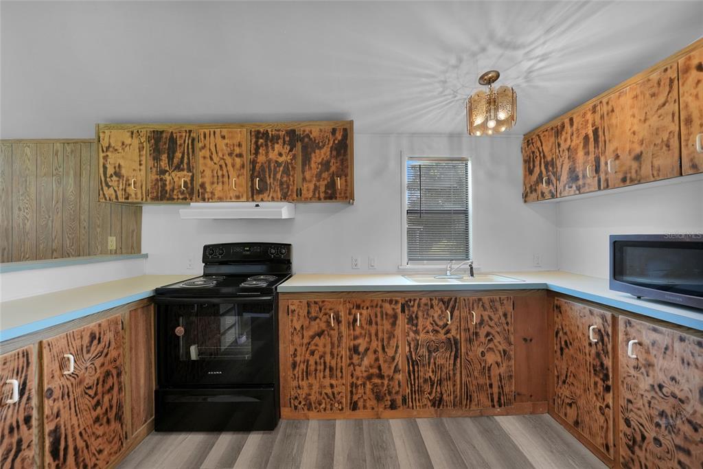 1298 Southeast Lake Road Arcadia, FL 34266 - Photo 8 of 35 a view of kitchen with wooden floor and electronic appliances