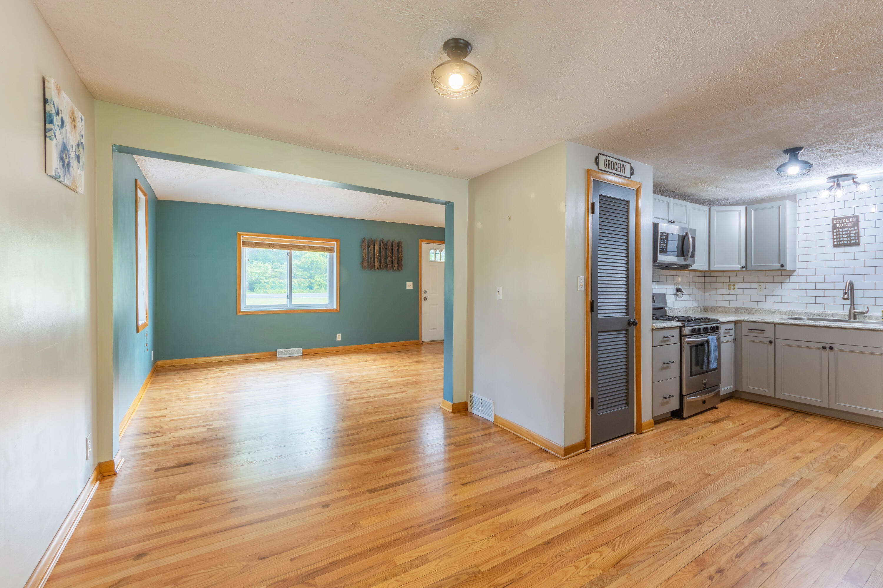 6210 Johnson Road Coloma, MI 49038 - Photo 4 of 24 Dining Area