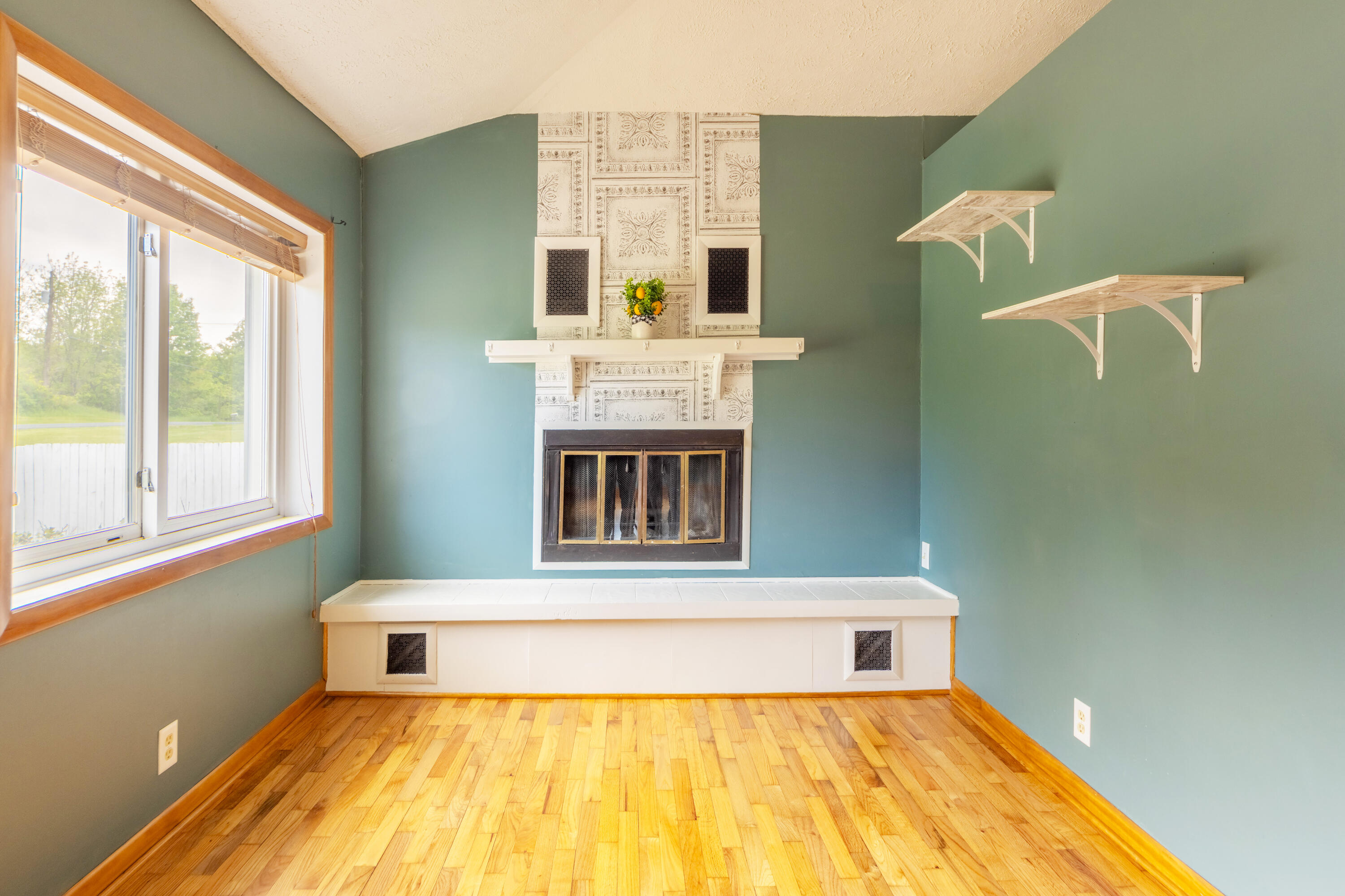6210 Johnson Road Coloma, MI 49038 - Photo 5 of 24 Living Room