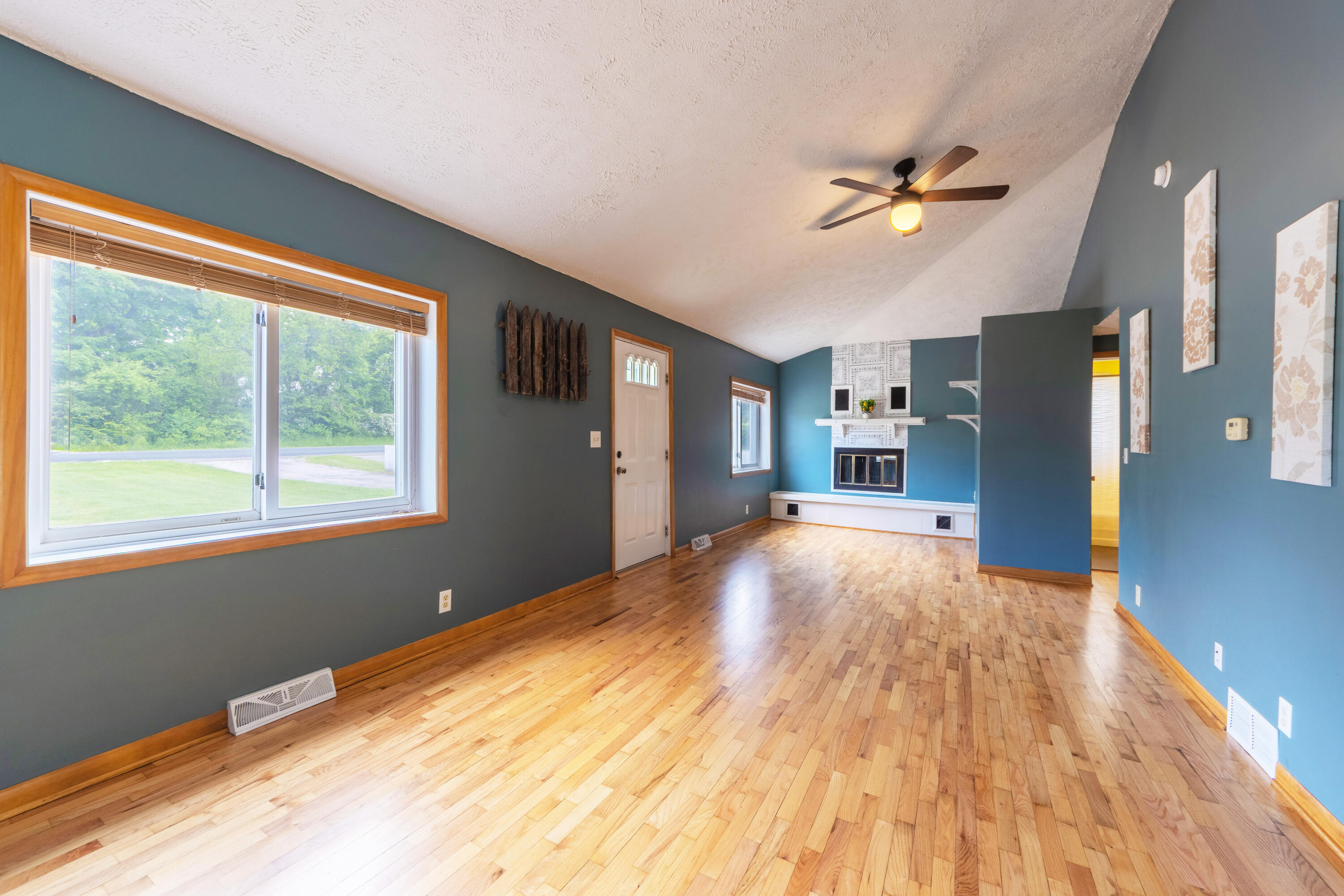 6210 Johnson Road Coloma, MI 49038 - Photo 6 of 24 Living Room
