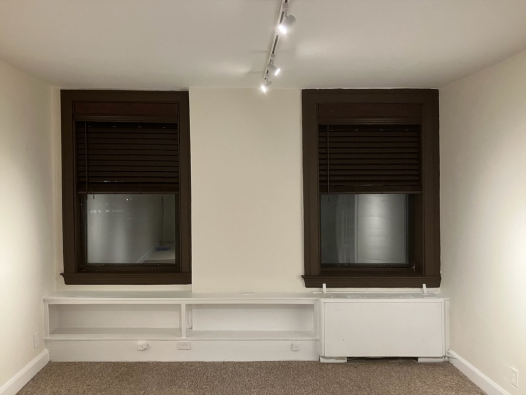 140 Chestnut Street, Unit 816 Springfield, MA 01103 - Photo 4 of 10 a living room with a fireplace