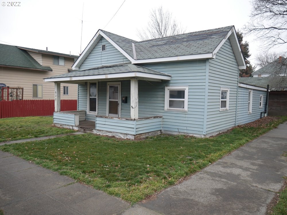 628 Southwest 4th Street Pendleton, OR 97801 - Photo 1 of 15 a front view of a house with a garden