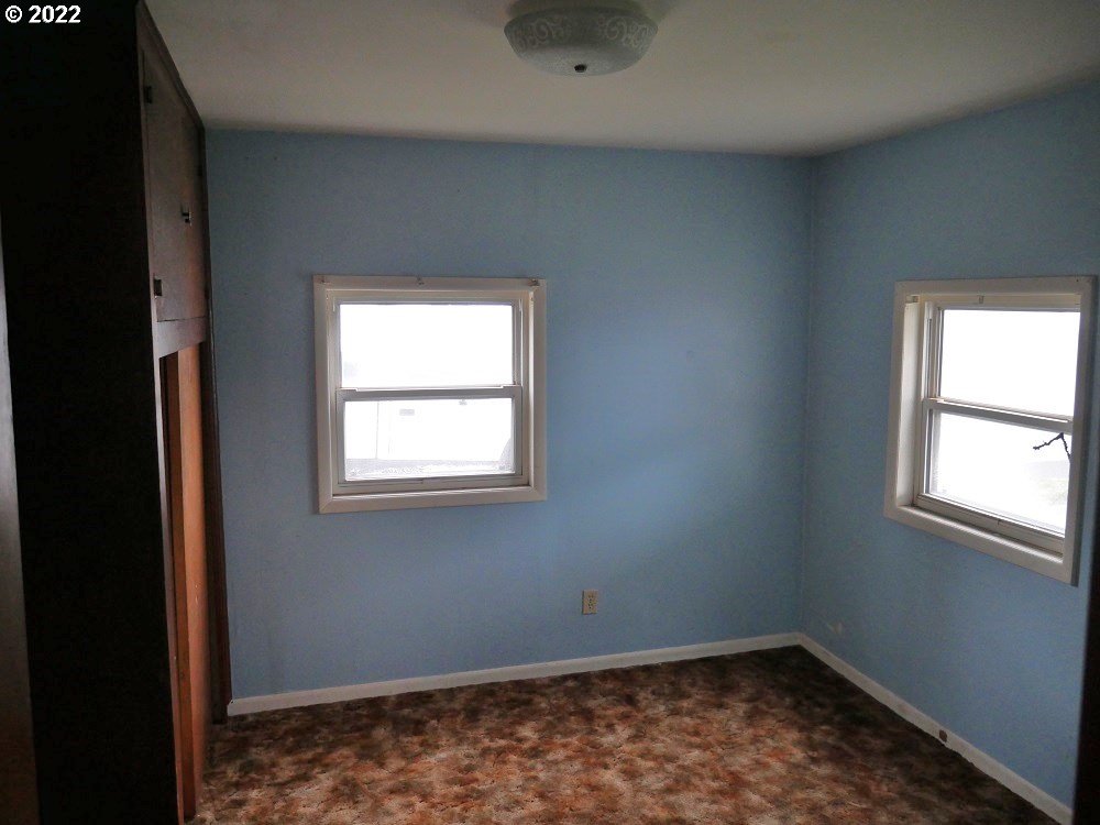 628 Southwest 4th Street Pendleton, OR 97801 - Photo 10 of 15 an empty room with a window