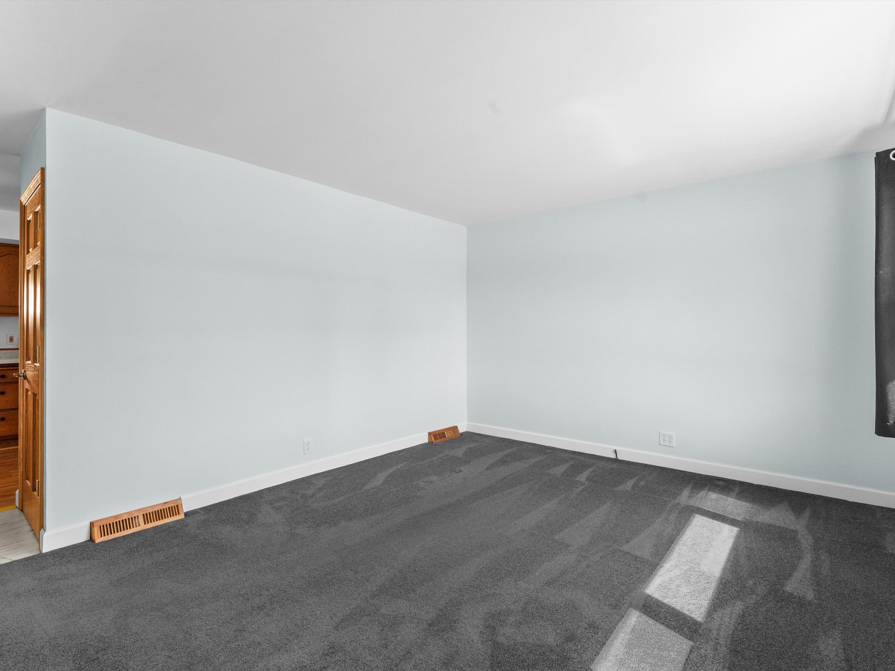 1422 South 35th Street Manitowoc, WI 54220 - Photo 8 of 28 Living Room