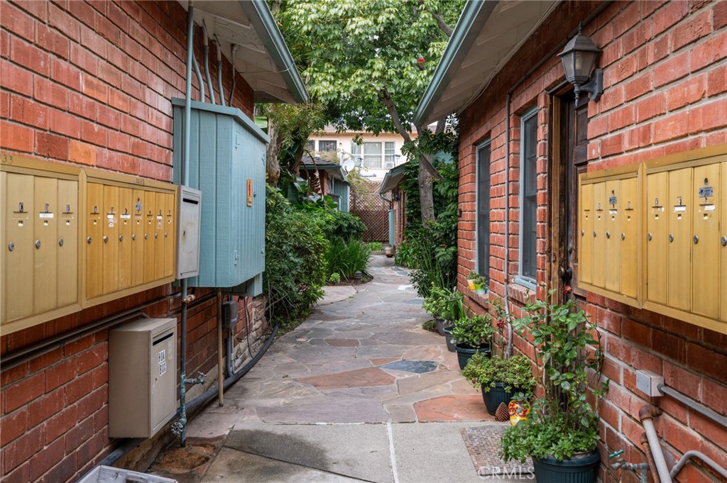 2025 Cloverfield Boulevard, Unit C Santa Monica, CA 90404 - Photo 25 of 36 a view of a pathway with a pathway