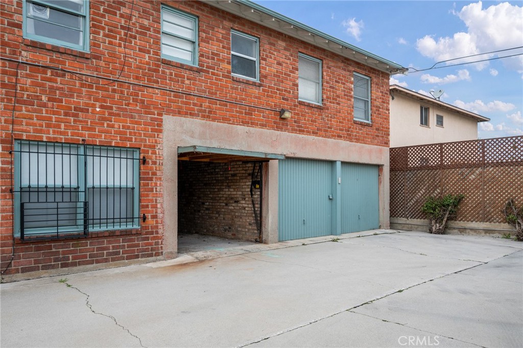 2025 Cloverfield Boulevard, Unit C Santa Monica, CA 90404 - Photo 26 of 36 a front view of a house