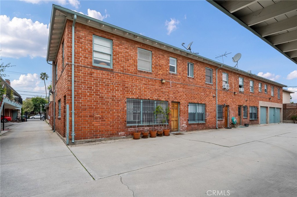 2025 Cloverfield Boulevard, Unit C Santa Monica, CA 90404 - Photo 29 of 36 a view of a building with a street