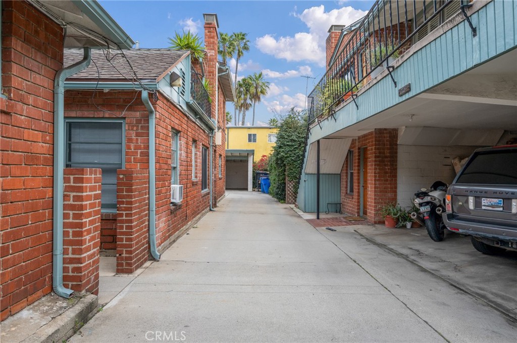 2025 Cloverfield Boulevard, Unit C Santa Monica, CA 90404 - Photo 32 of 36 a view of a brick house with many windows