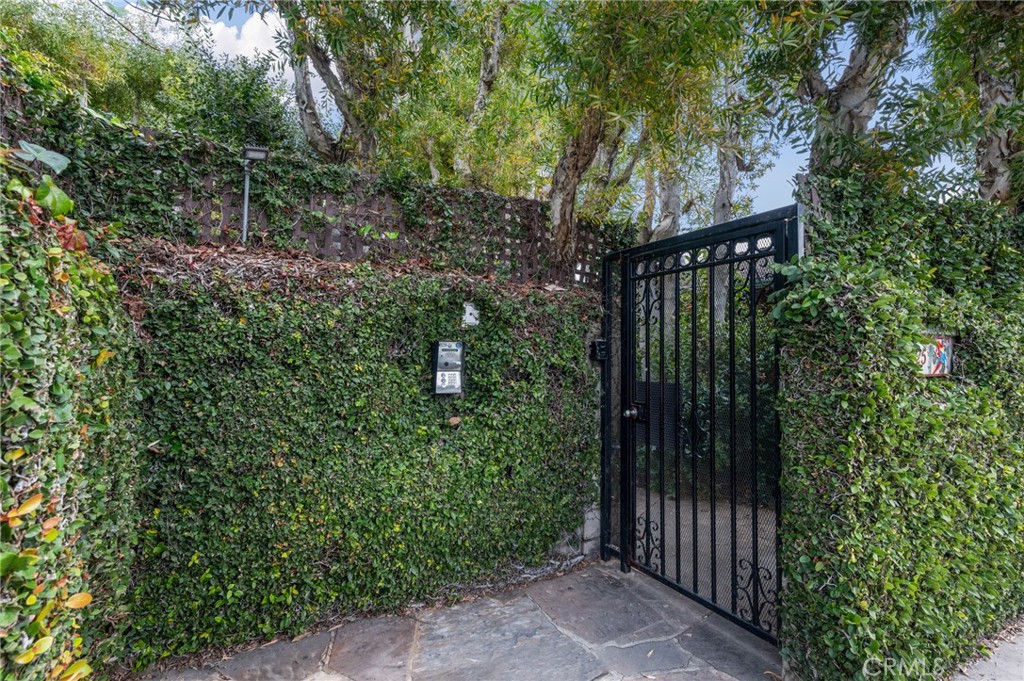 2025 Cloverfield Boulevard, Unit C Santa Monica, CA 90404 - Photo 36 of 36 a view of a backyard of the house